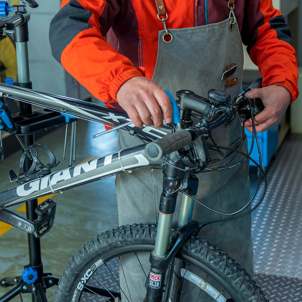 Adjustable Telescopic Bike Repair Stand - Image 12