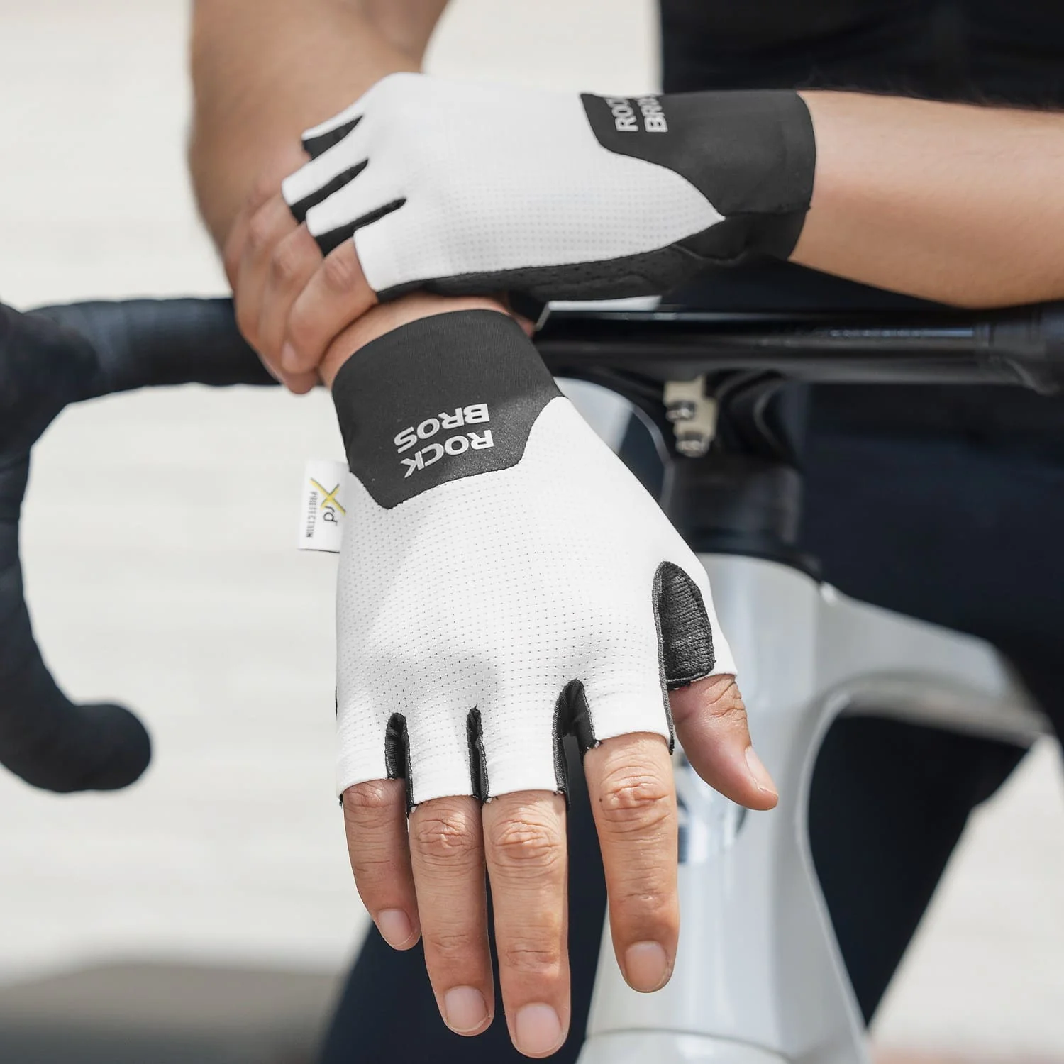 S403 Minimalist Half Finger Cycling Gloves - Image 18